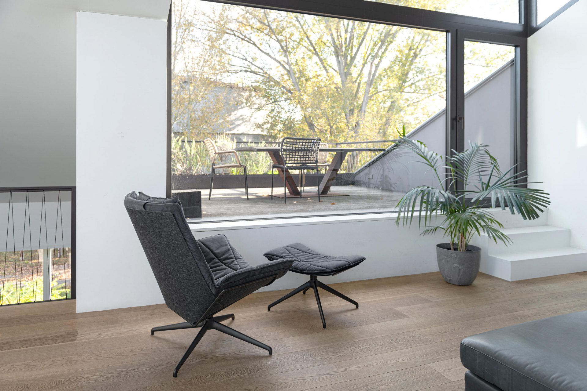KFF Nest Pure lounge fauteuil met hocker