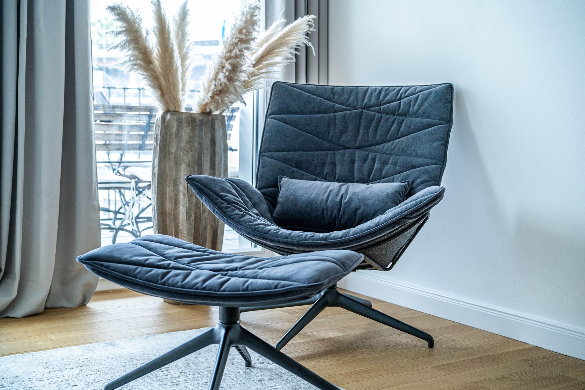 KFF Nest Pure lounge fauteuil met voetensteun
