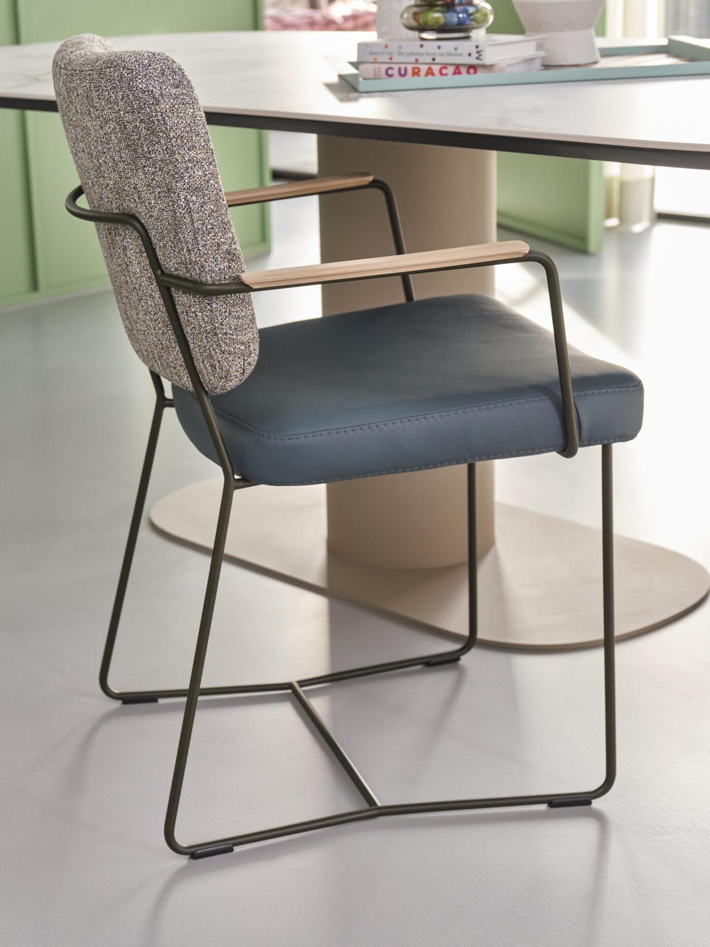 Bert Plantagie Kiko Plus slede armstoel duo stof