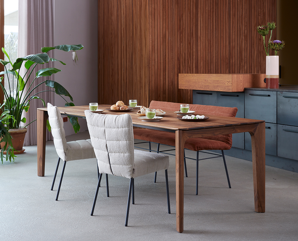Label van den Berg Cocoon Bistro eetkamerfauteuil en tafel