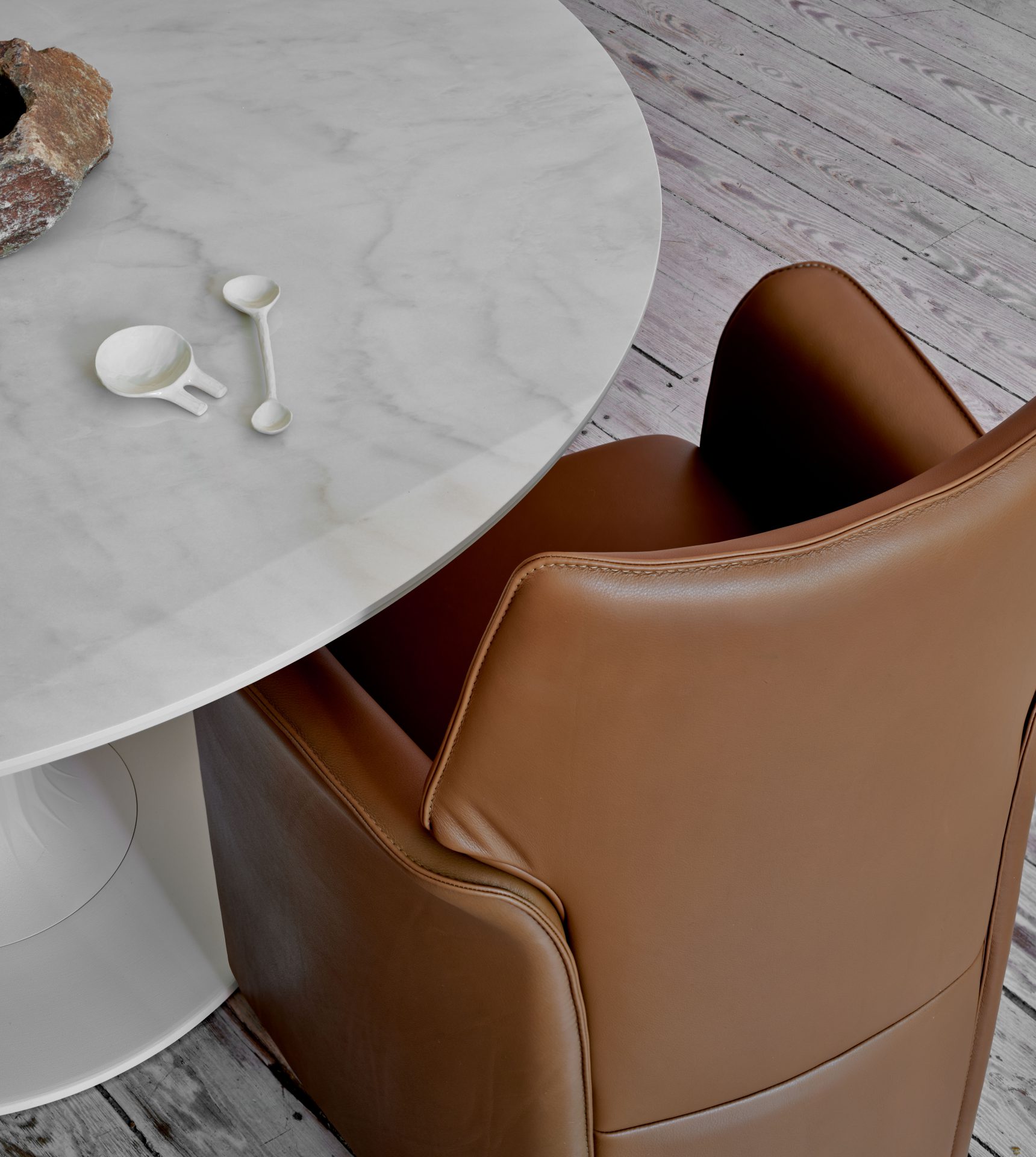 Leolux Columna eettafel met Tamarinde eetkamerfauteuil