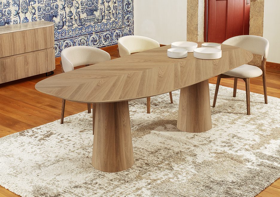 Eettafel met een houten hongaarse punt blad