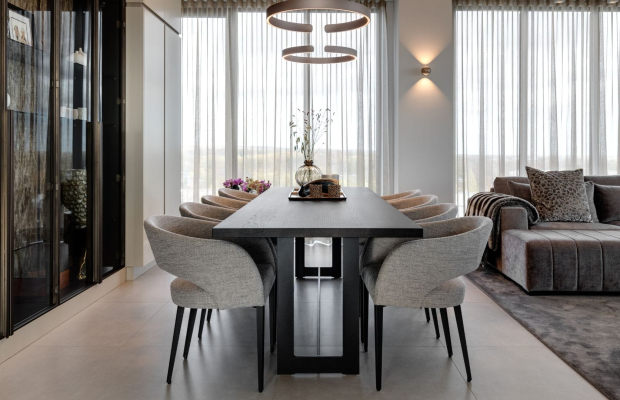 Hofstede Raanhuis C-Max eetkamerstoelen aan eettafel Hofstede Raanhuis C-Max eetkamerstoelen