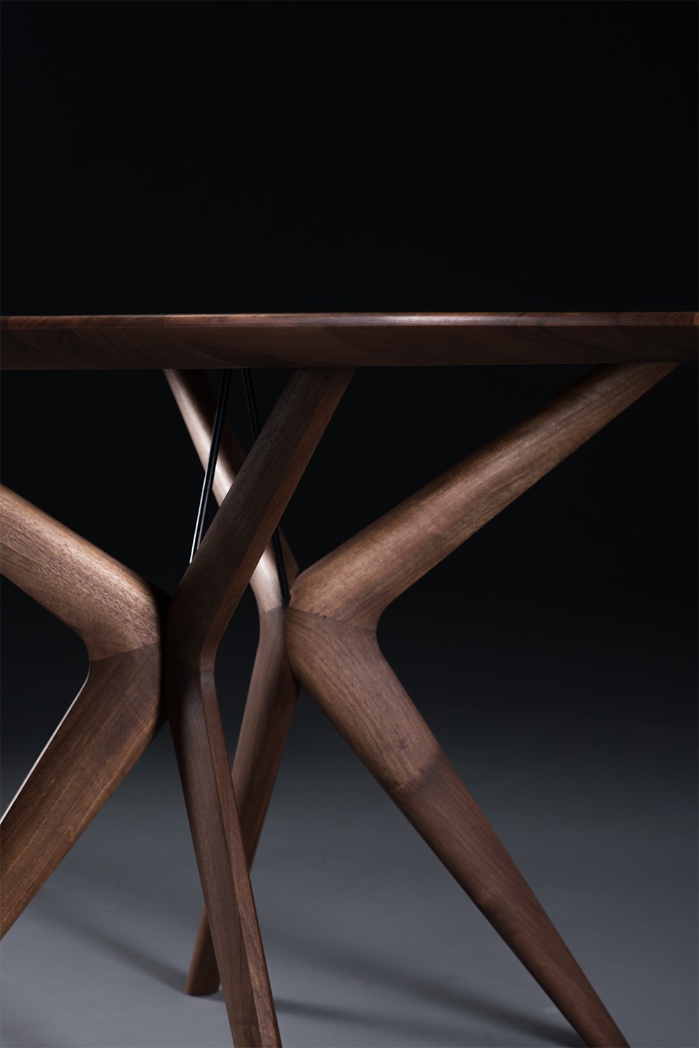 Artisan design Lakri eettafel poten | Hoogebeen Interieur