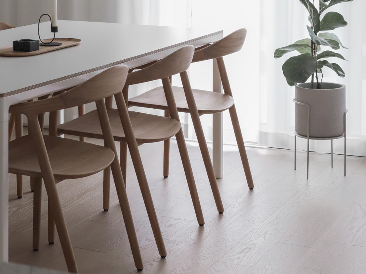 Artisan Neva stoel met een houten zitting Artisan design Neva chair houten zitting