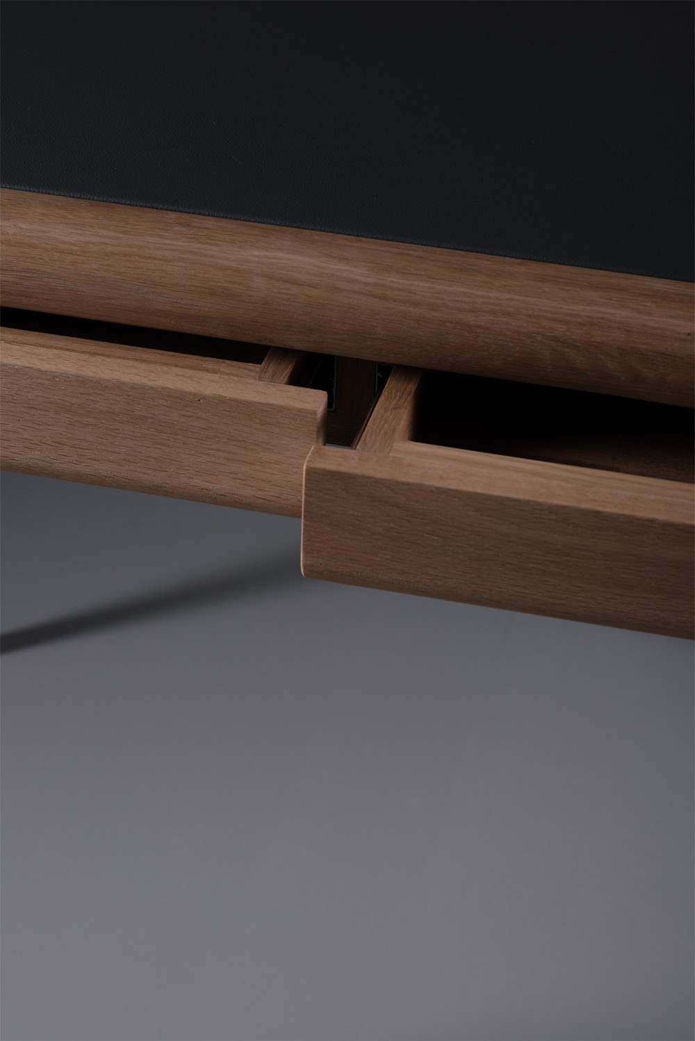 Artisan Latus leather desk met lades