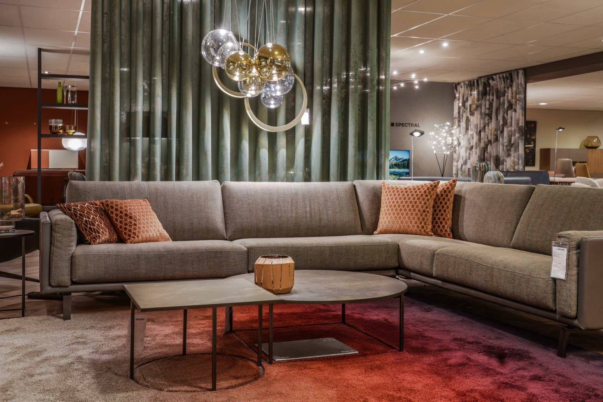 Hoogebeen Interieur Leolux Bellice hoekbank showroom Hoogebeen Interieur Leolux Bellice hoekbank showroom