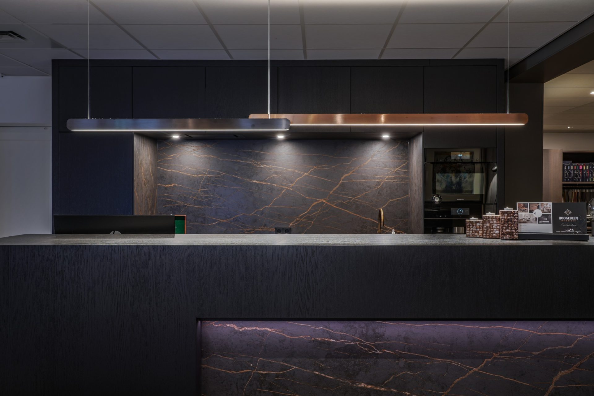 Hoogebeen Interieur balie met Occhio Volo hanglampen Hoogebeen Interieur balie met Occhio Volo hanglampen