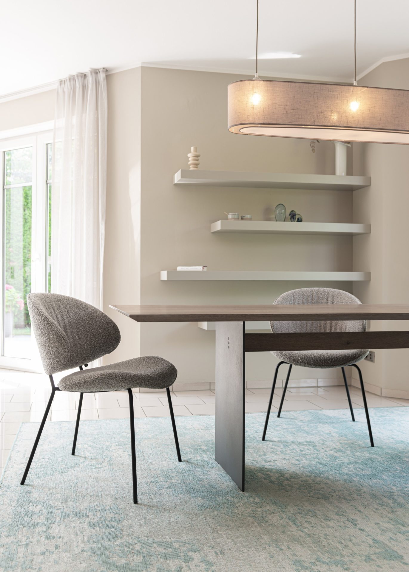 KFF Alvaro eetkamerstoelen aan eettafel KFF Alvaro eetkamerstoelen
