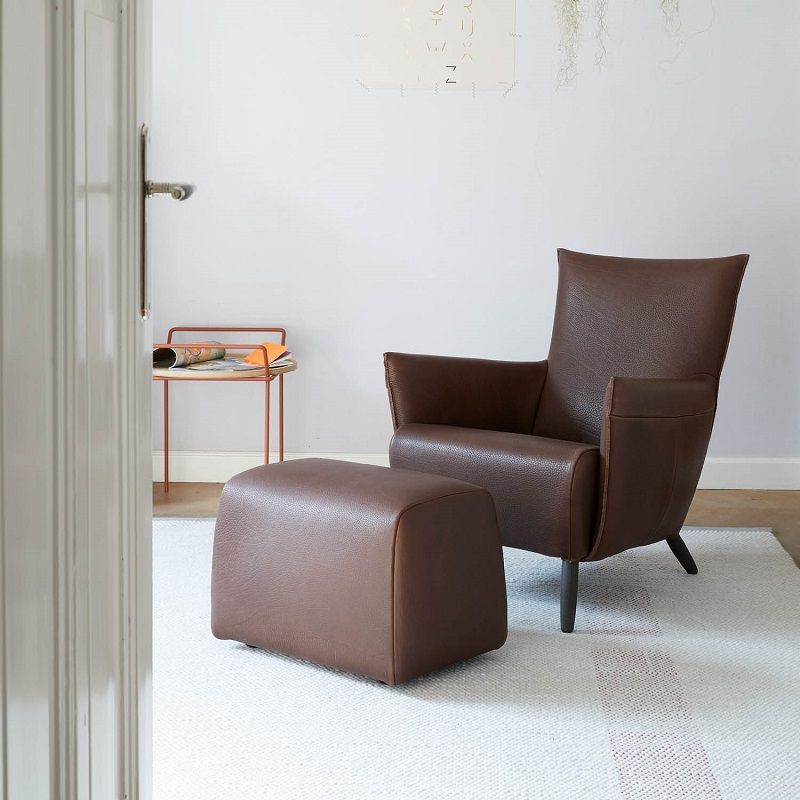 Label van den Berg Cheo fauteuil met bijpassende hocker in leder Label van den Berg Cheo fauteuil met hocker