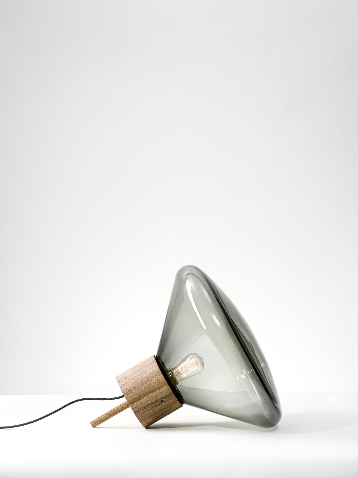 Brokis muffins wood 03A, glas smoke grey en american walnut Brokis Muffins vloerlamp Wood 03A