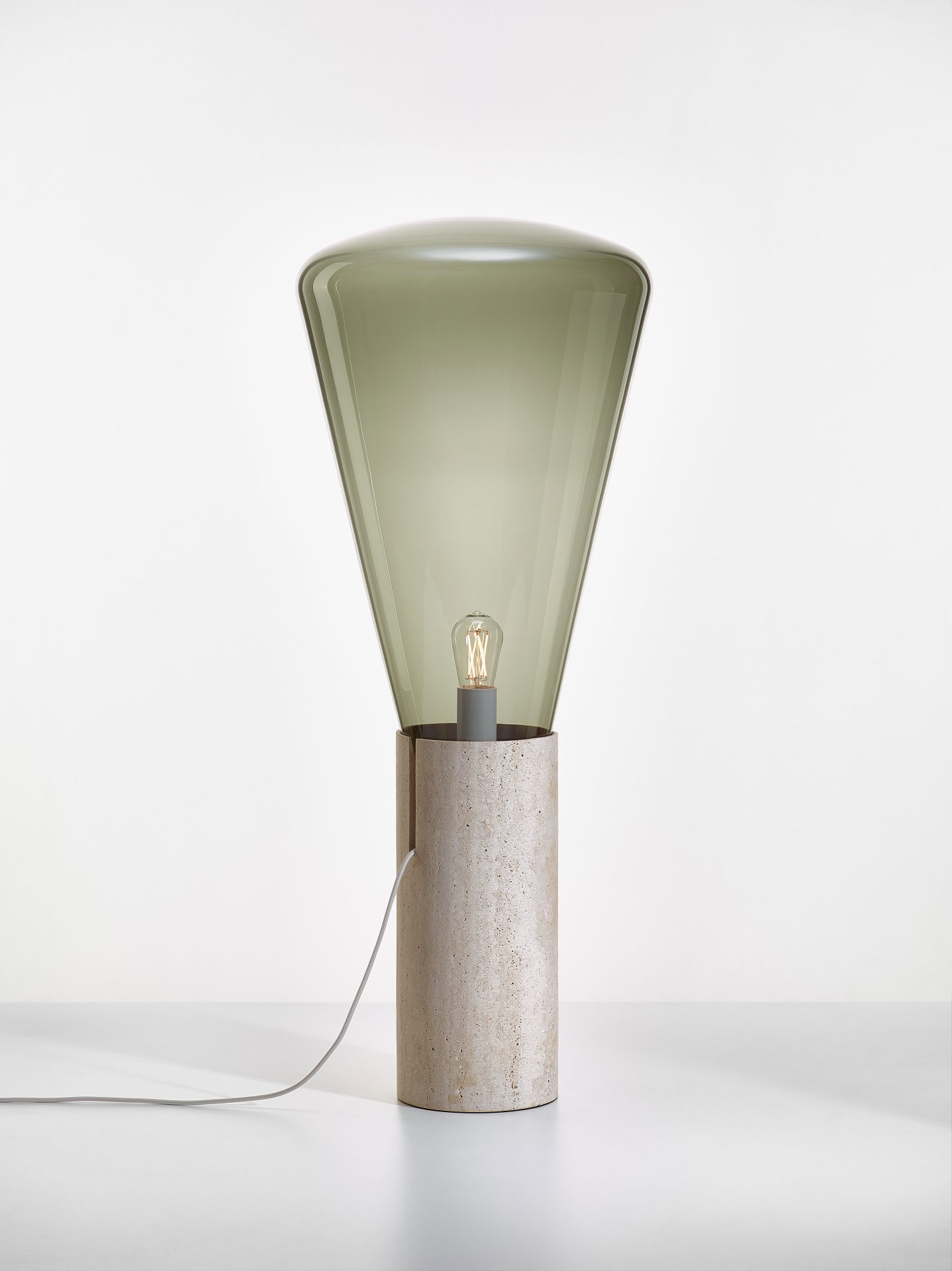 Muffins vloerlamp Wood 04, smoke grey en natural travertine Brokis Muffins vloerlamp Wood 04