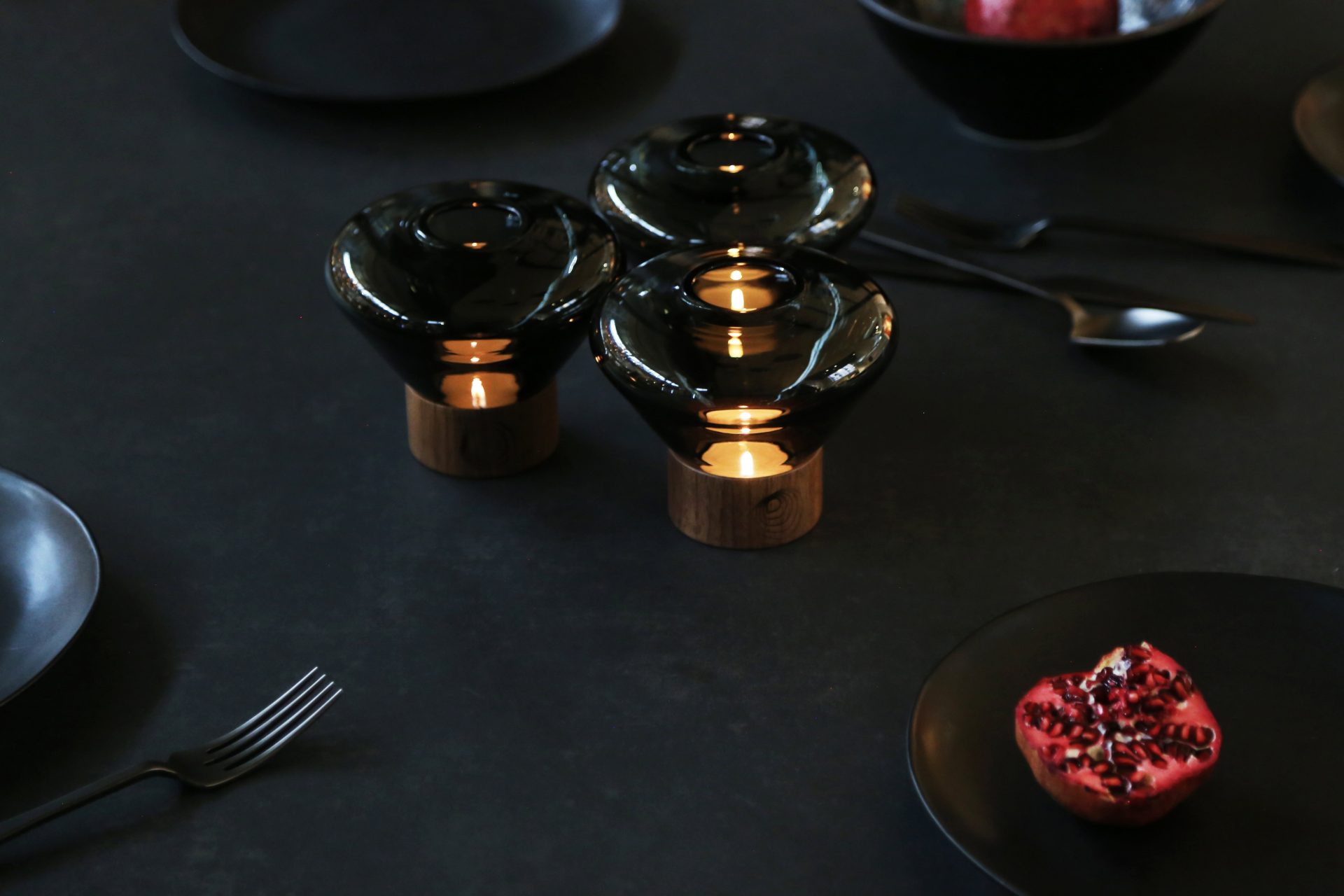 Brokis Muffins waxinelicht op eettafel met smoke grey glas kleur Brokis Muffins waxinelicht
