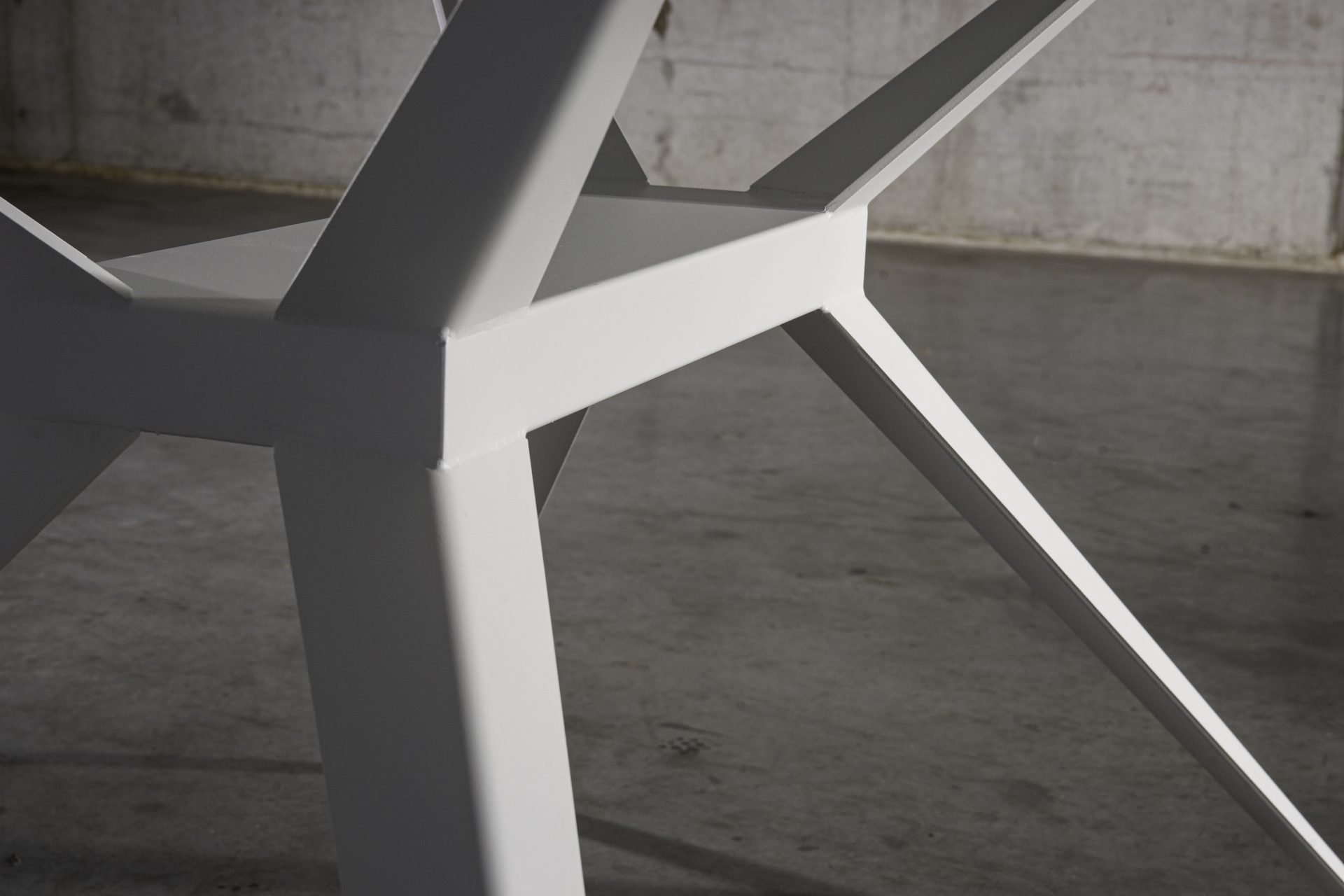 Seuren Zwaan tafel met frame RAL90016 mat met structuur Seuren Zwaan tafel met frame mat