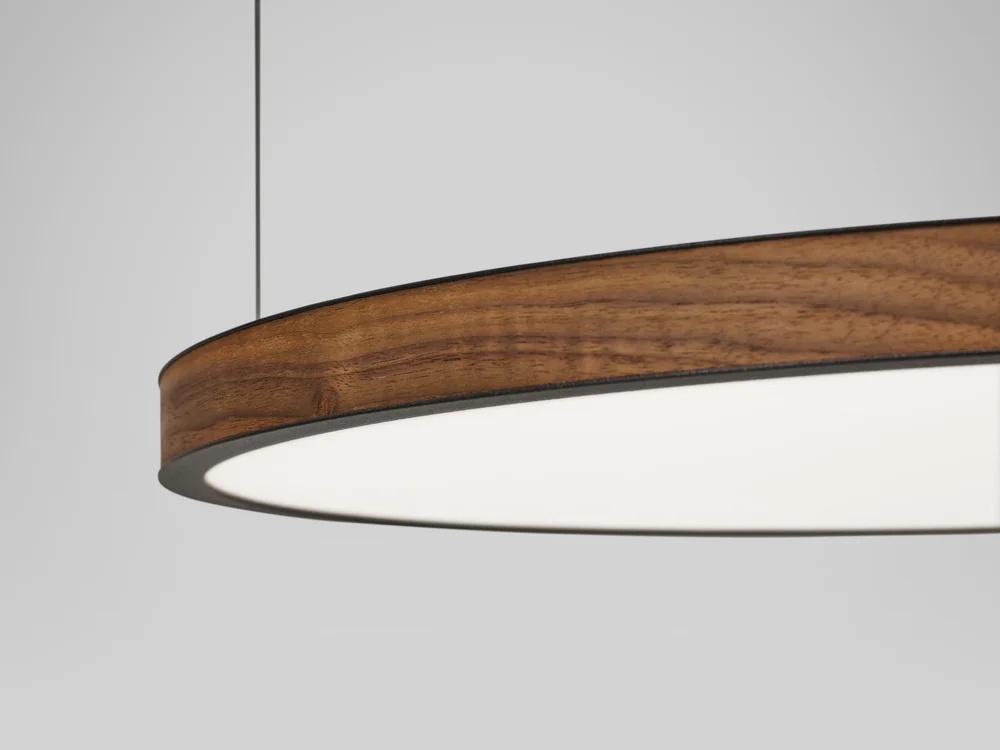 Detail van walnoten fineerrand en LED-verlichting Anvia JAPTH Tray hanglamp walnoot detail