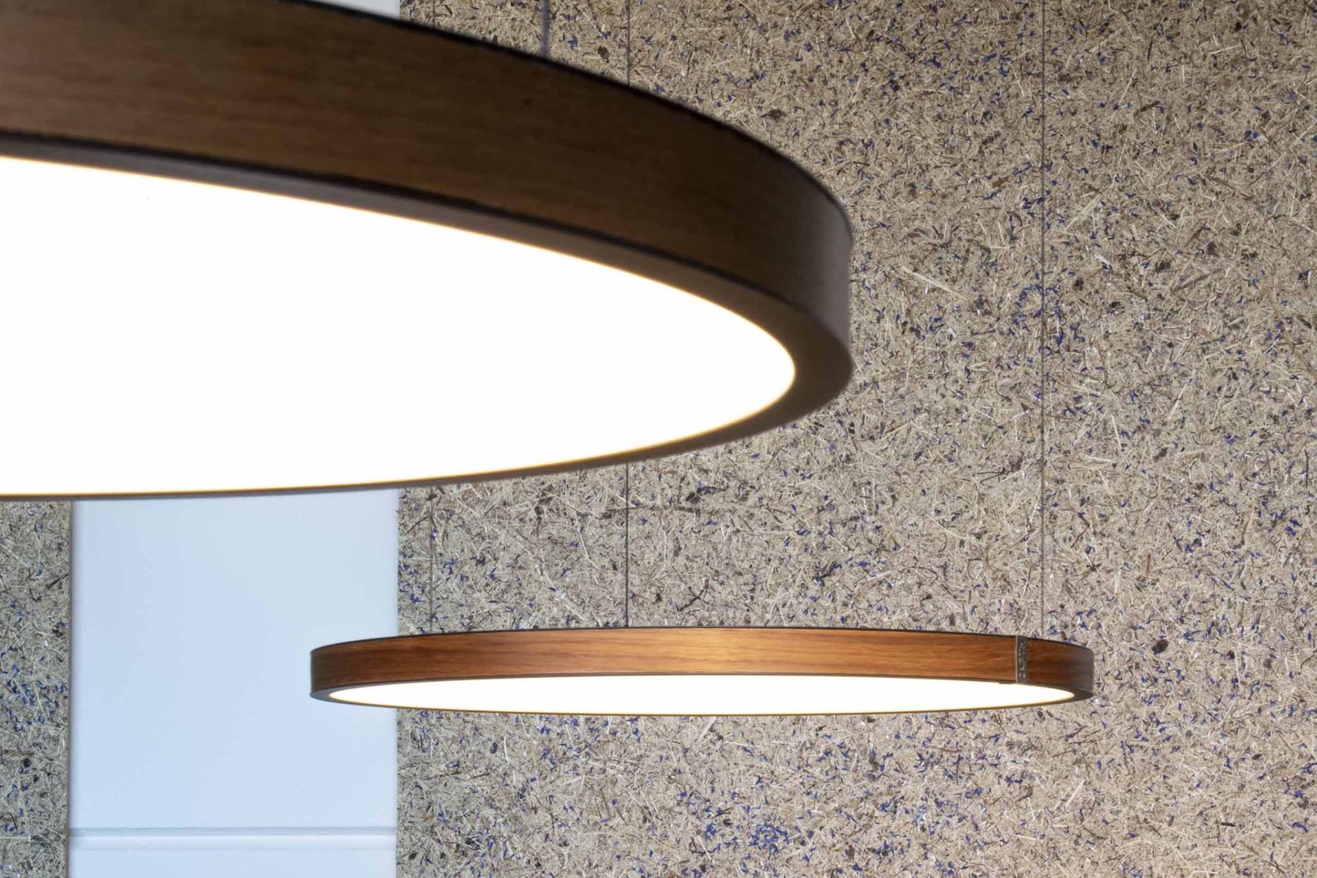 Anvia JAPTH Tray Oval met JAPTH logo en fineerrand Anvia JAPTH Tray Oval hanglamp detail walnoot