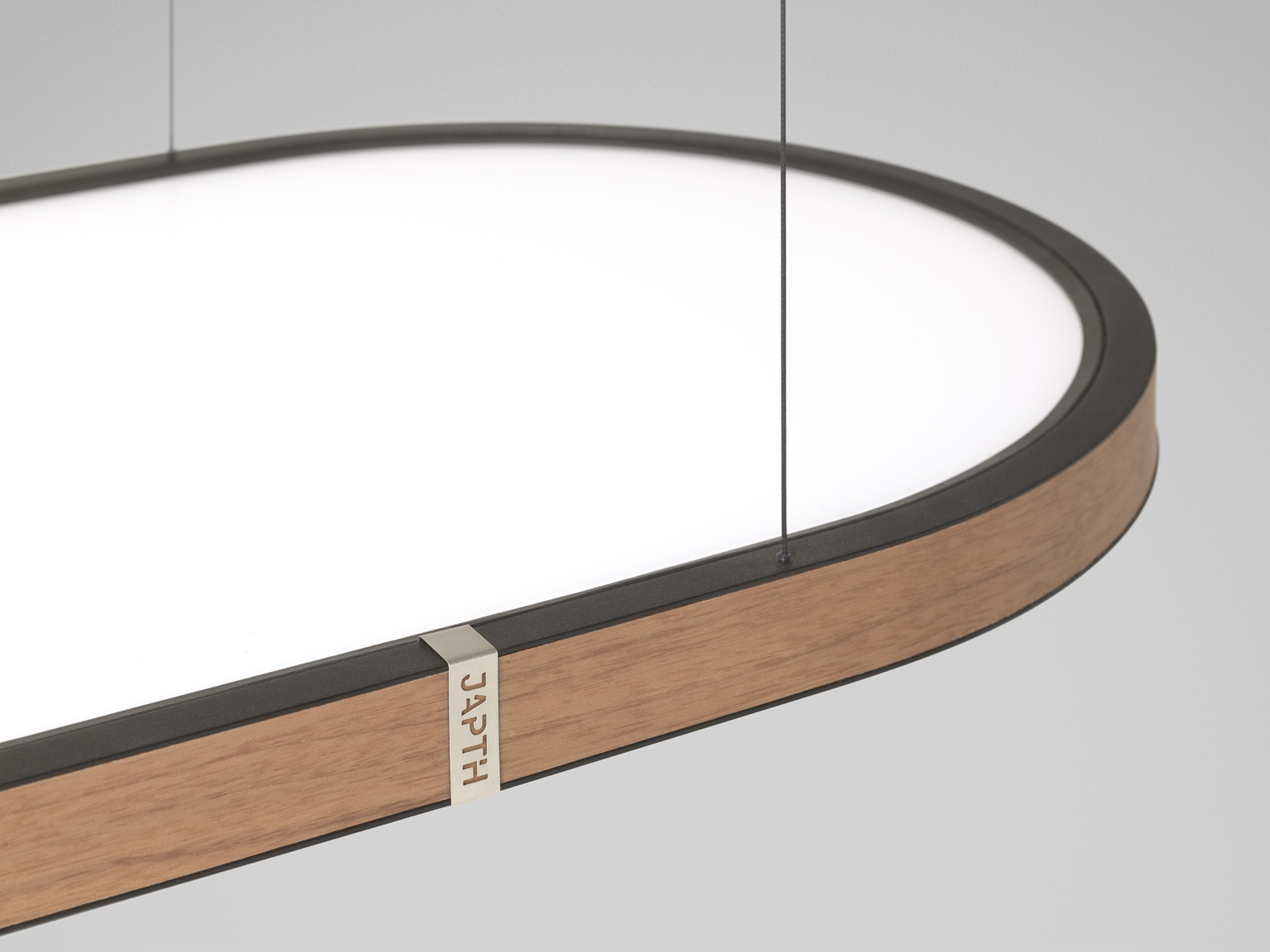 Anvia JAPTH Tray Oval met JAPTH logo en fineerrand Anvia JAPTH Tray Oval hanglamp detail walnoot