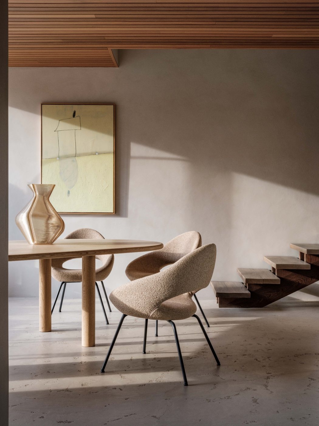Artifort Shark eetkamerstoelen in beige stof aan houten eettafel
