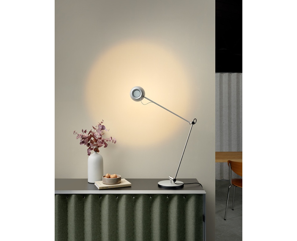 IRIO T tafellamp met gericht licht in het interieur Baltensweiler IRIO T tafellamp in modern interieur