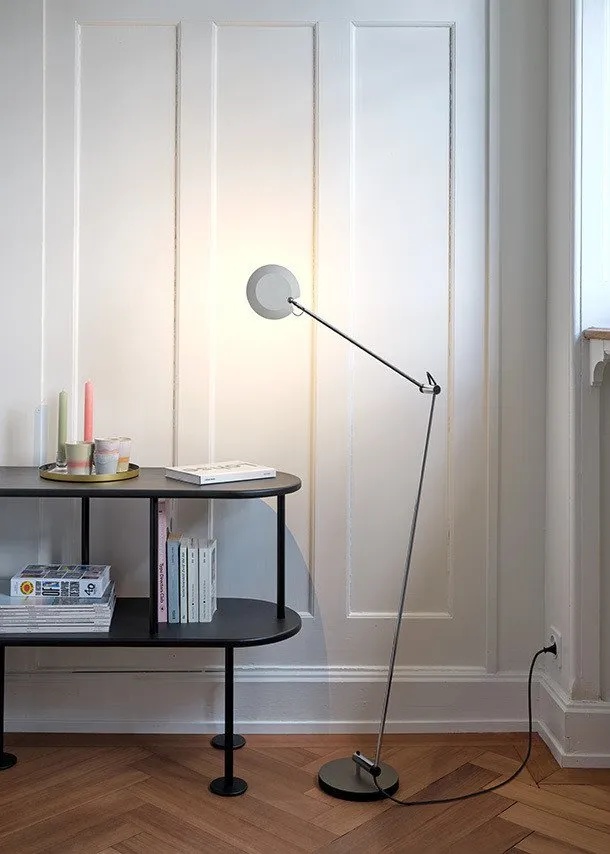 Baltensweiler PIO S als flexibele leeslamp in de woonkamer Baltensweiler PIO S leeslamp in modern interieur
