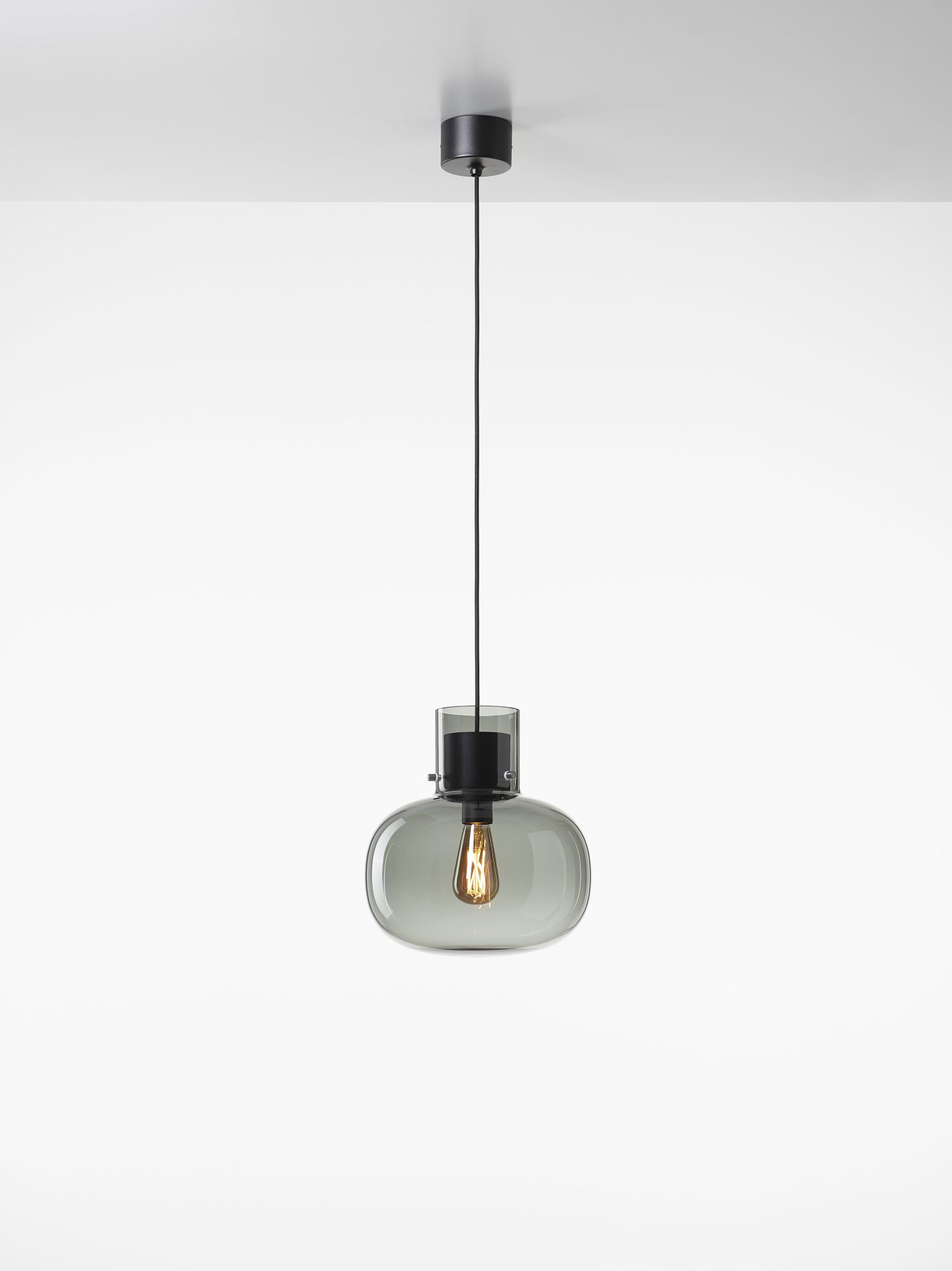 Brokis Awa Medium met matzwarte afwerking Brokis Awa Medium hanglamp in smoke grey glas