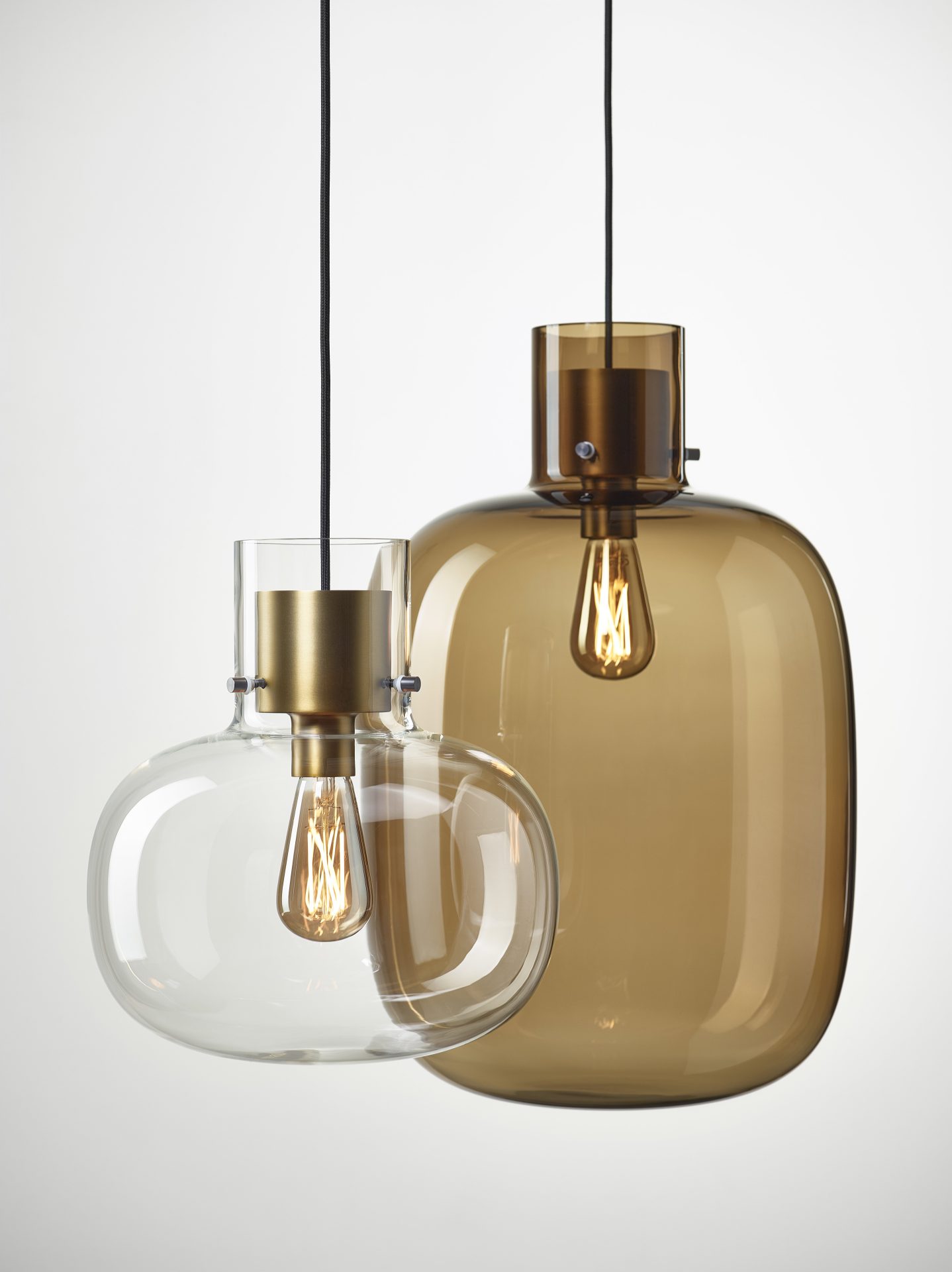 Brokis Awa hanglampen met brushed champagne afwerking Brokis Awa Medium en Large hanglamp in transparant en smoke brown glas