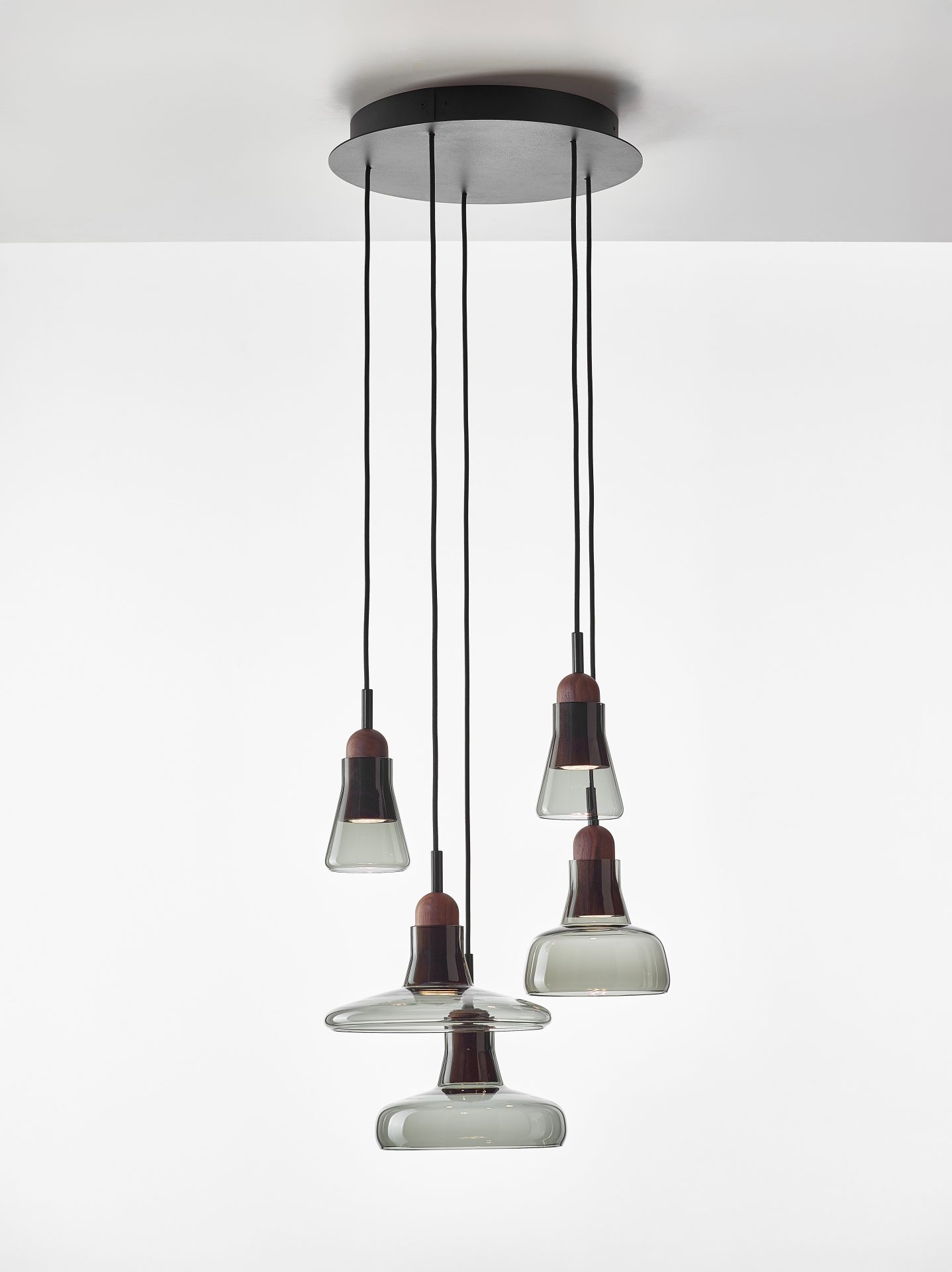 Brokis Shadows Set Ring Canopy met vijf glazen hanglampen Brokis Shadows compositie in smoke grey glas en walnoot