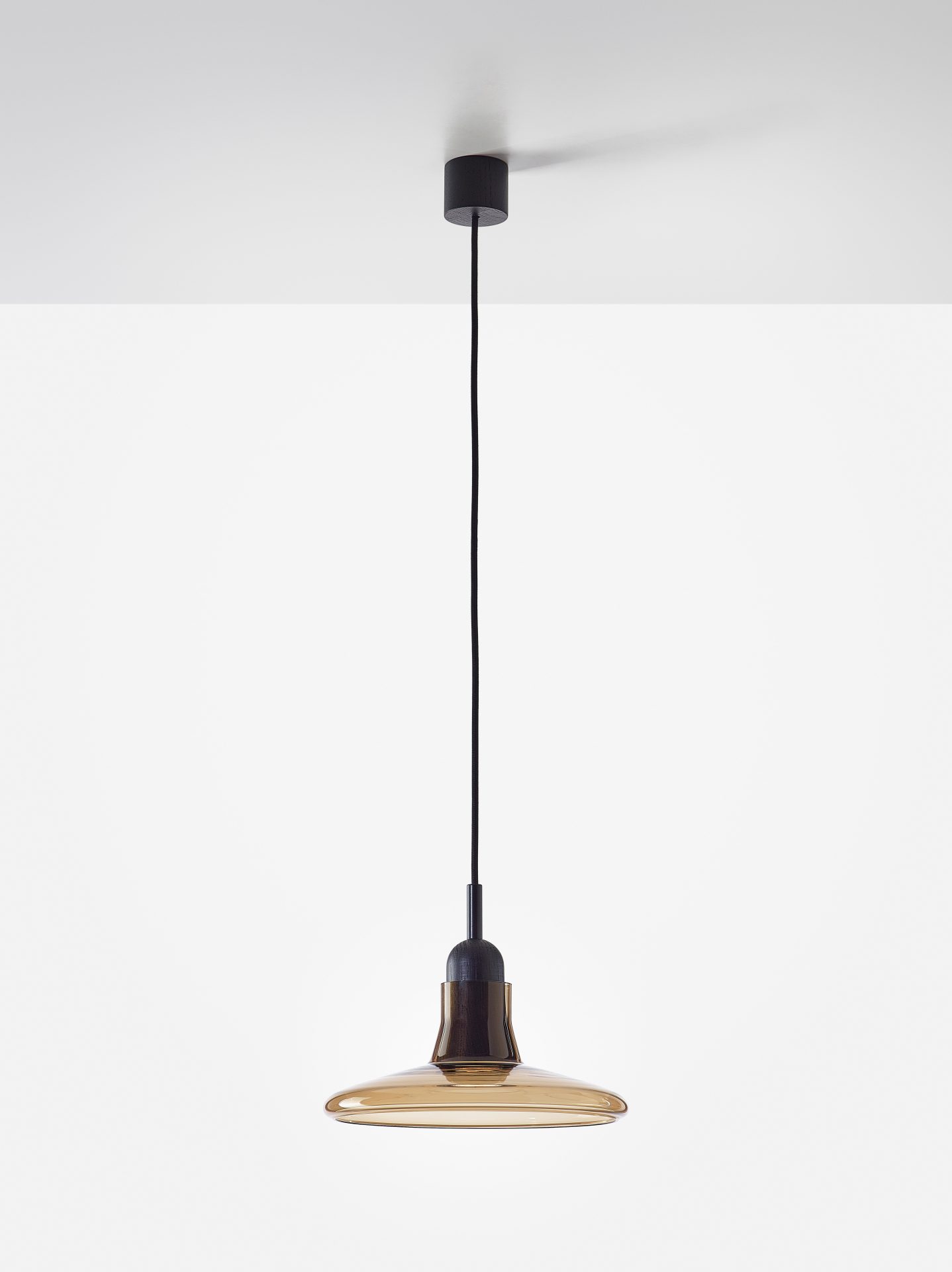Brokis Shadows hanglamp met brede smoke brown glazen kap Brokis Shadows design hanglamp in smoke brown glas