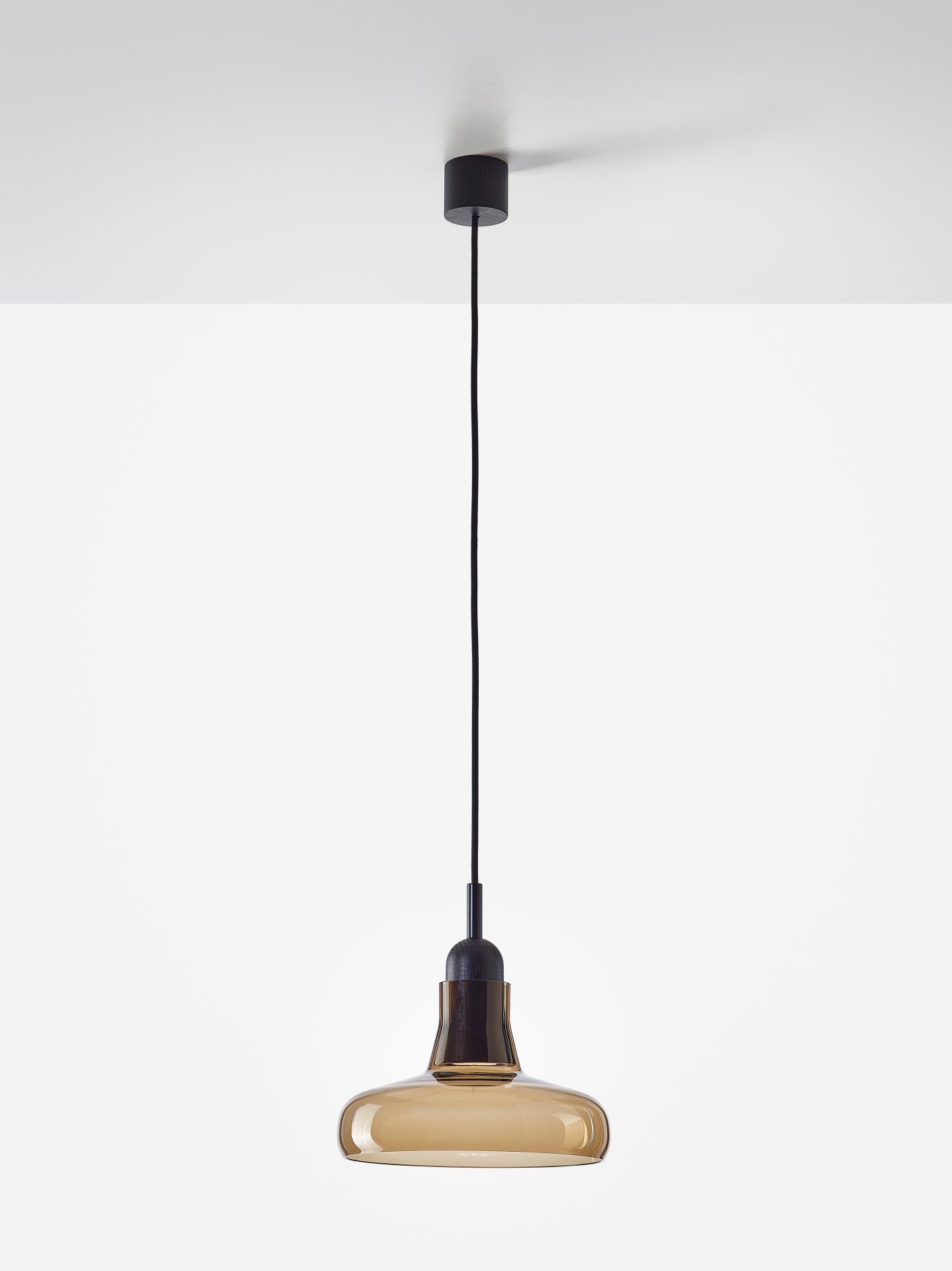 Brokis Shadows hanglamp met compacte smoke brown glazen kap Brokis Shadows hanglamp met eikenhouten detail