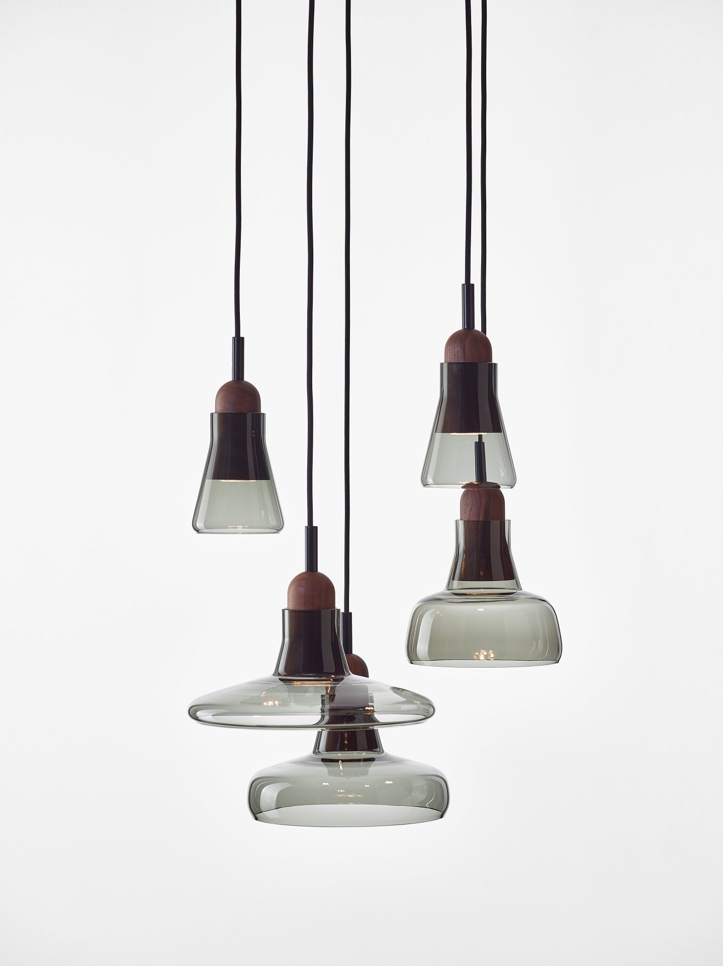 Brokis Shadows Set Ring Canopy met smoke grey glas Brokis Shadows hanglampen met Amerikaans notenhout
