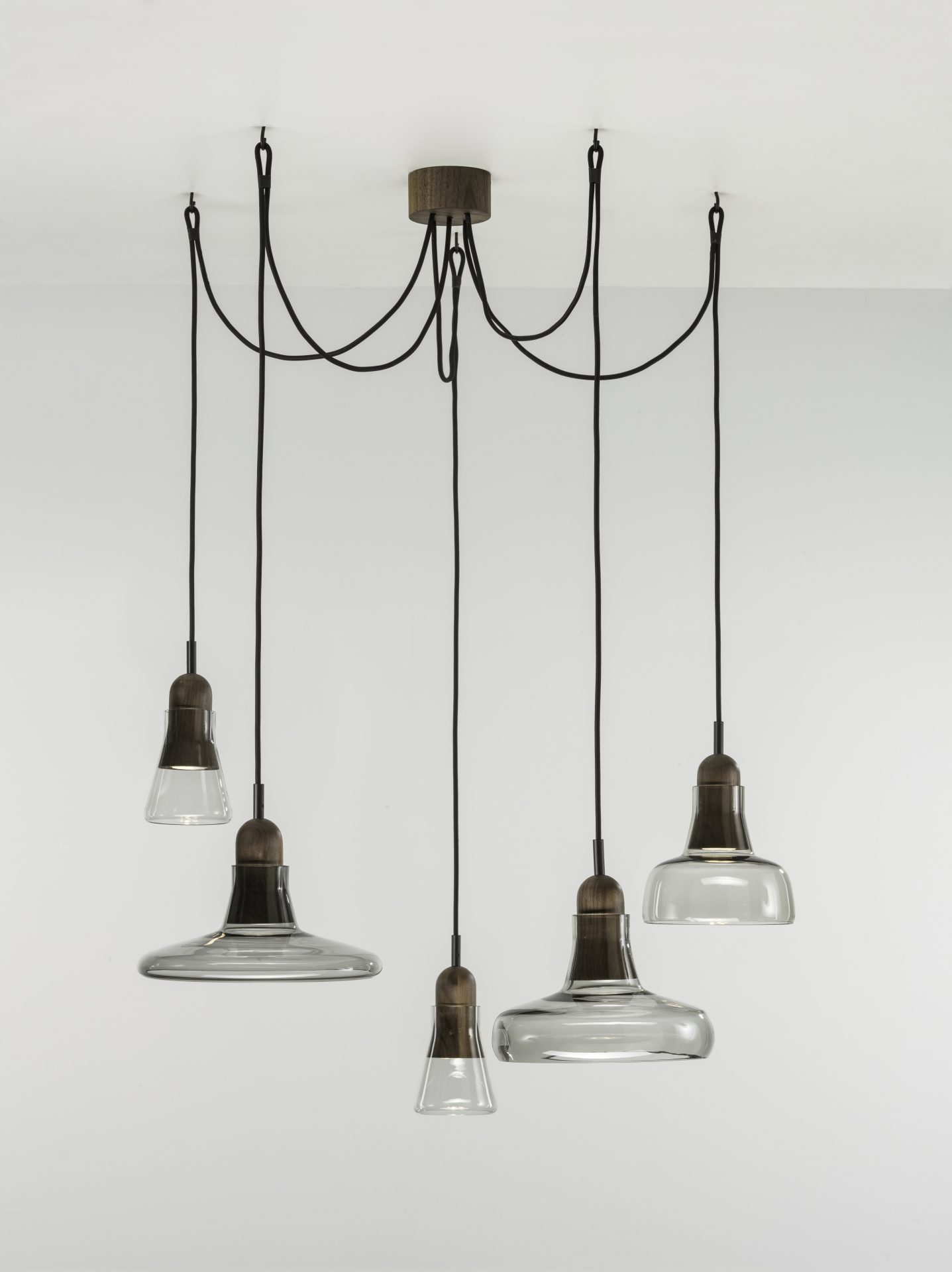 Brokis Shadows vrije compositie in smoke brown glas en walnoot Brokis Shadows Set Free met vijf glazen hanglampen