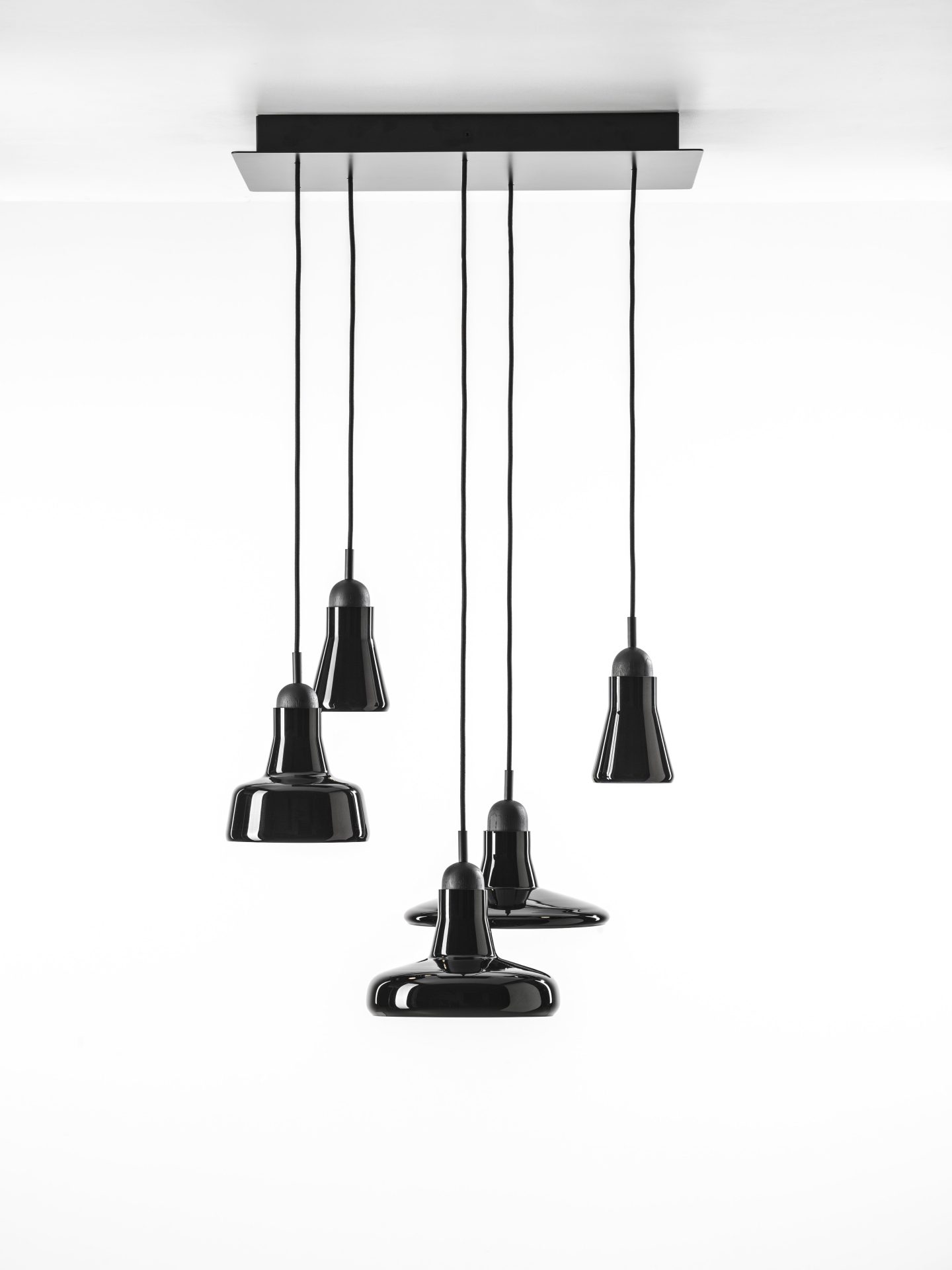 Brokis Shadows compositie met zwarte glazen kappen Brokis Shadows Set Rectangular Canopy Small met vijf hanglampen