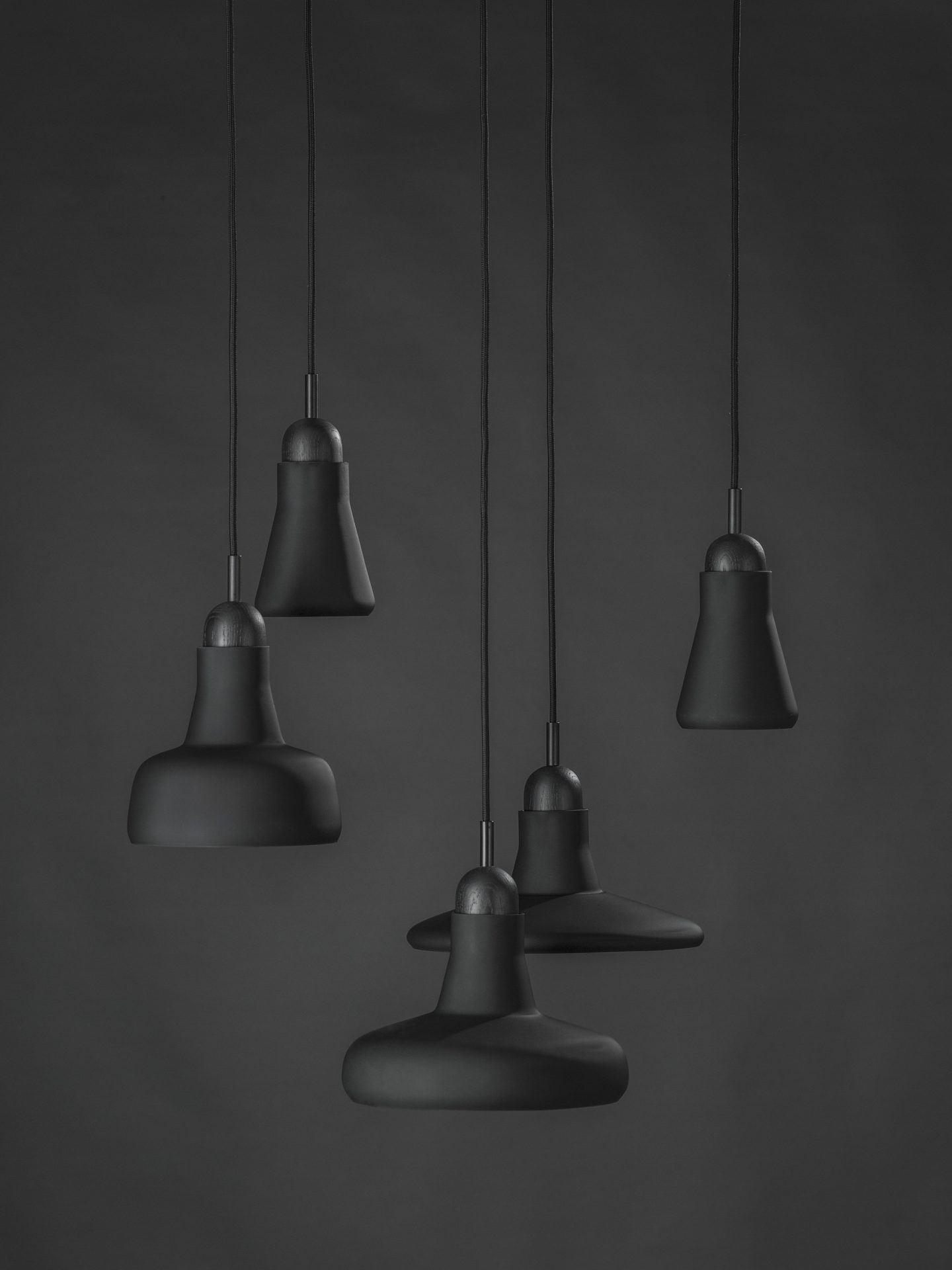 Brokis Shadows Set met vijf zwarte hanglampen Brokis Shadows zwarte compositie met verschillende glasvormen
