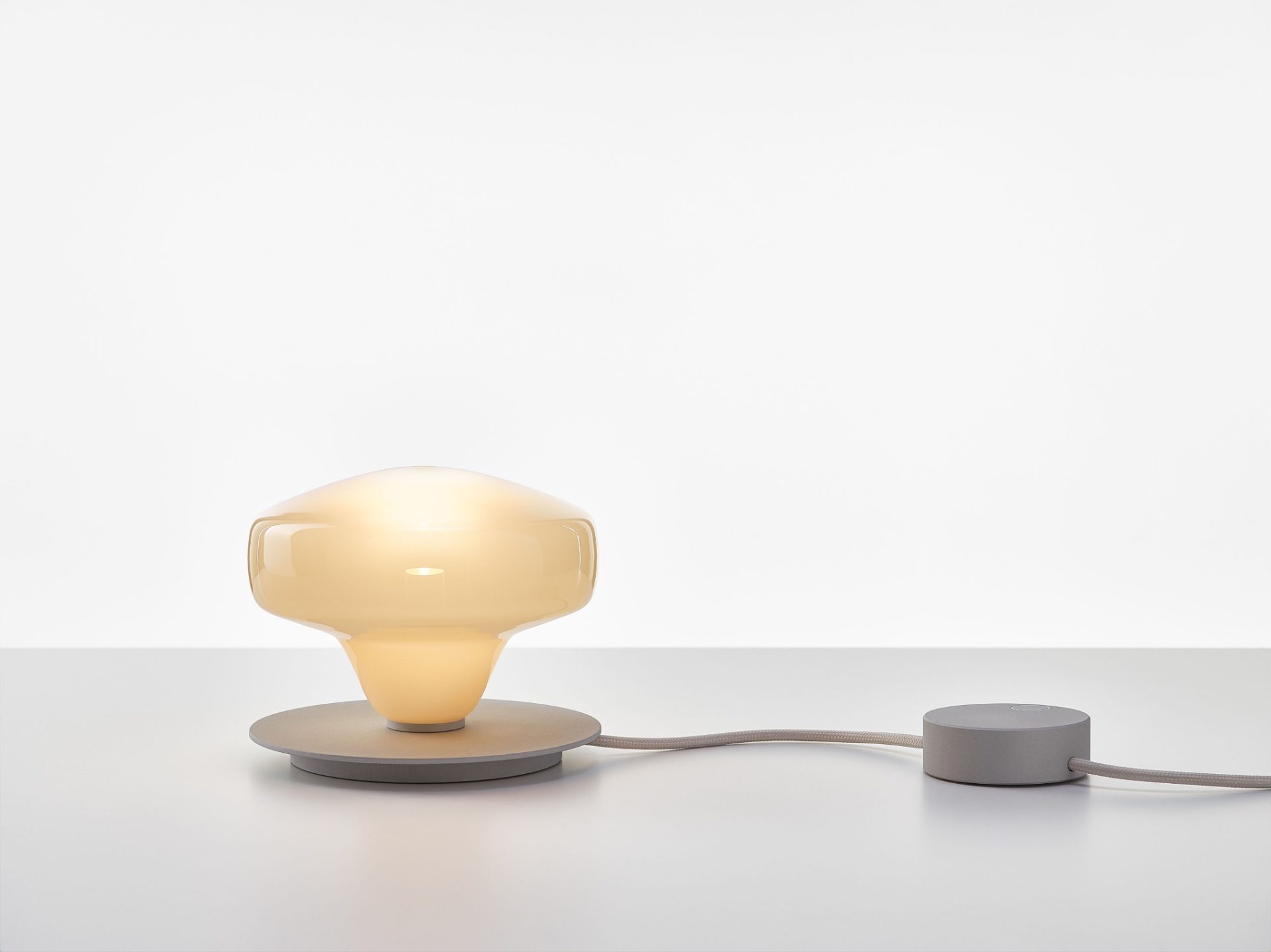 Starcloud Atria tafellamp met mondgeblazen glas en dimmer Brokis Starcloud Atria tafellamp met opaline glas