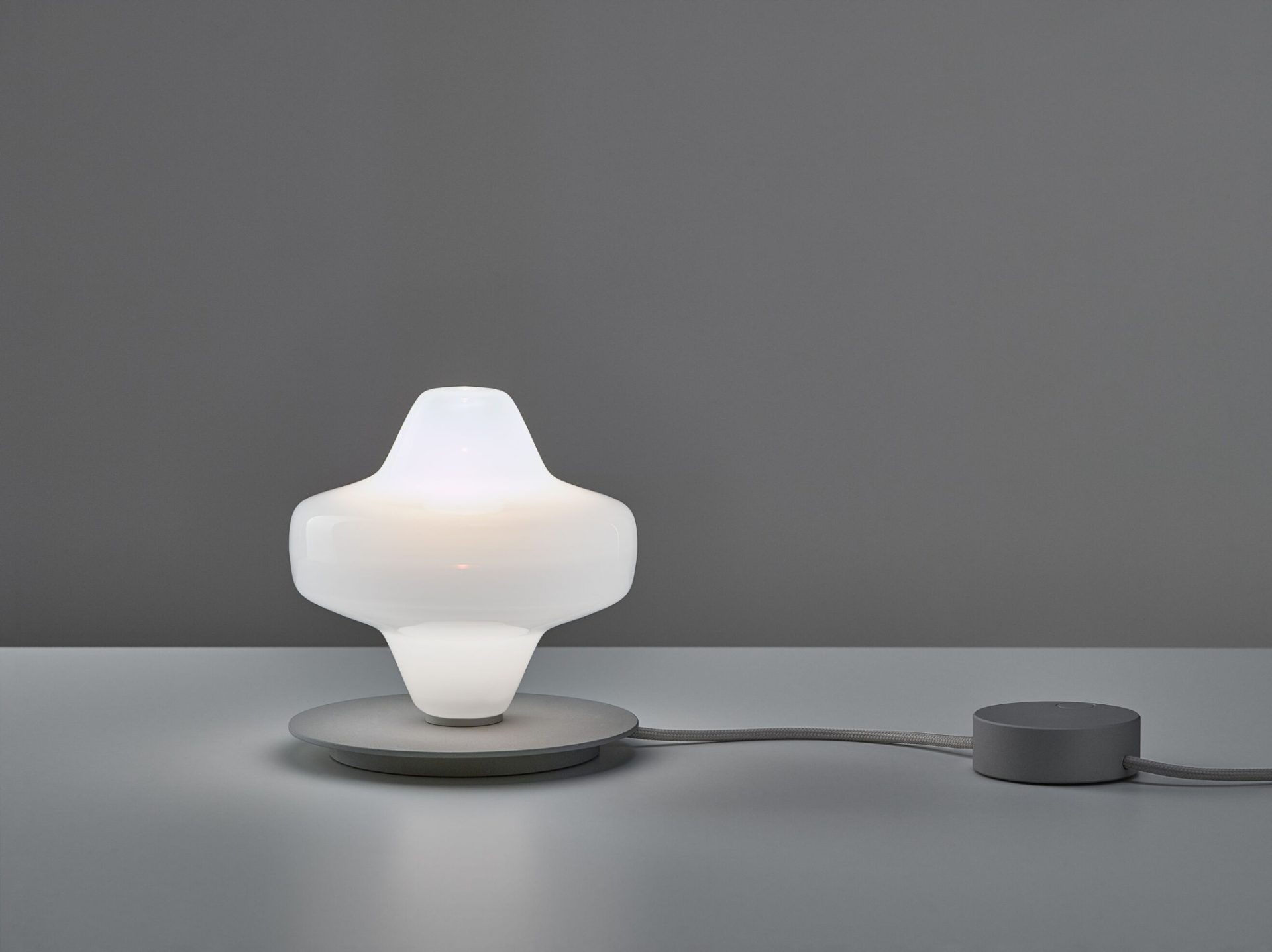 Starcloud Lyra tafellamp met zacht opaline glas en dimmer Brokis Lyra Starcloud tafellamp in opaline glas