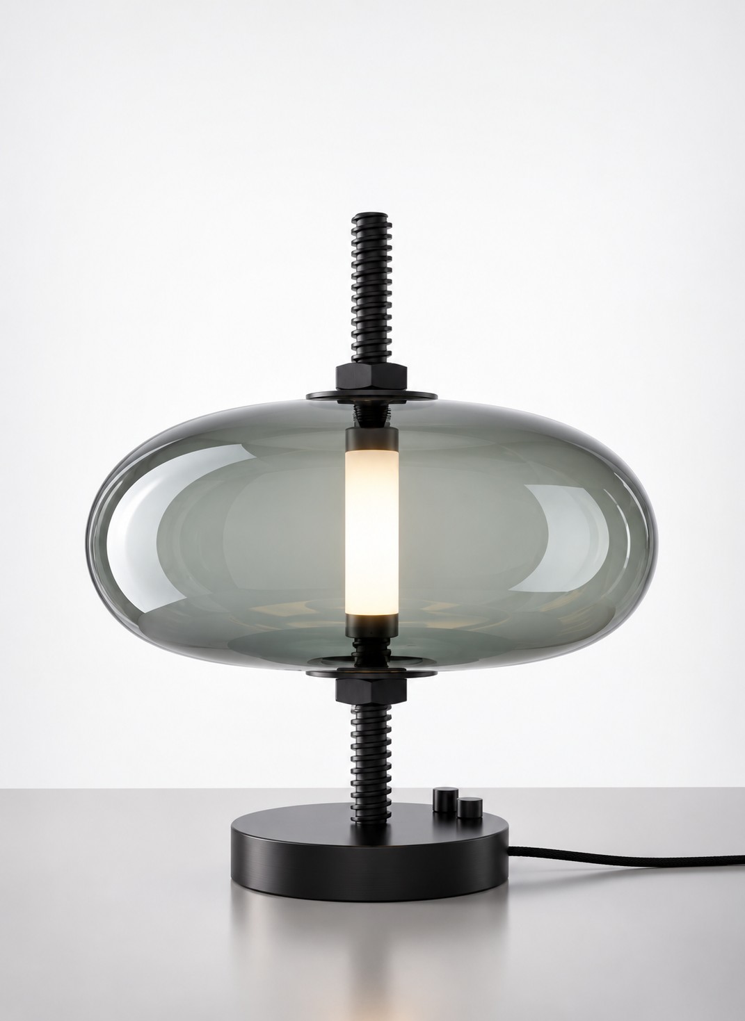 Under Pressure Table Most – rookgrijs glas Brokis Under Pressure Table Most PC1399 tafellamp in rookgrijs glas met zwarte metalen voet en draadstang