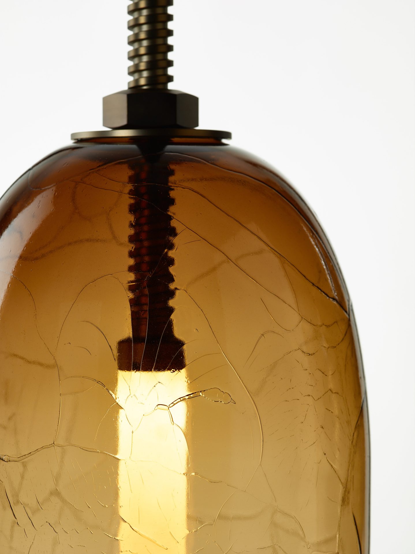 Under Pressure – detail craquelé-effect Detail van Brokis Under Pressure Vertical Little PC1388 hanglamp in rookbruin glas met craquelé-effect en geborsteld brons