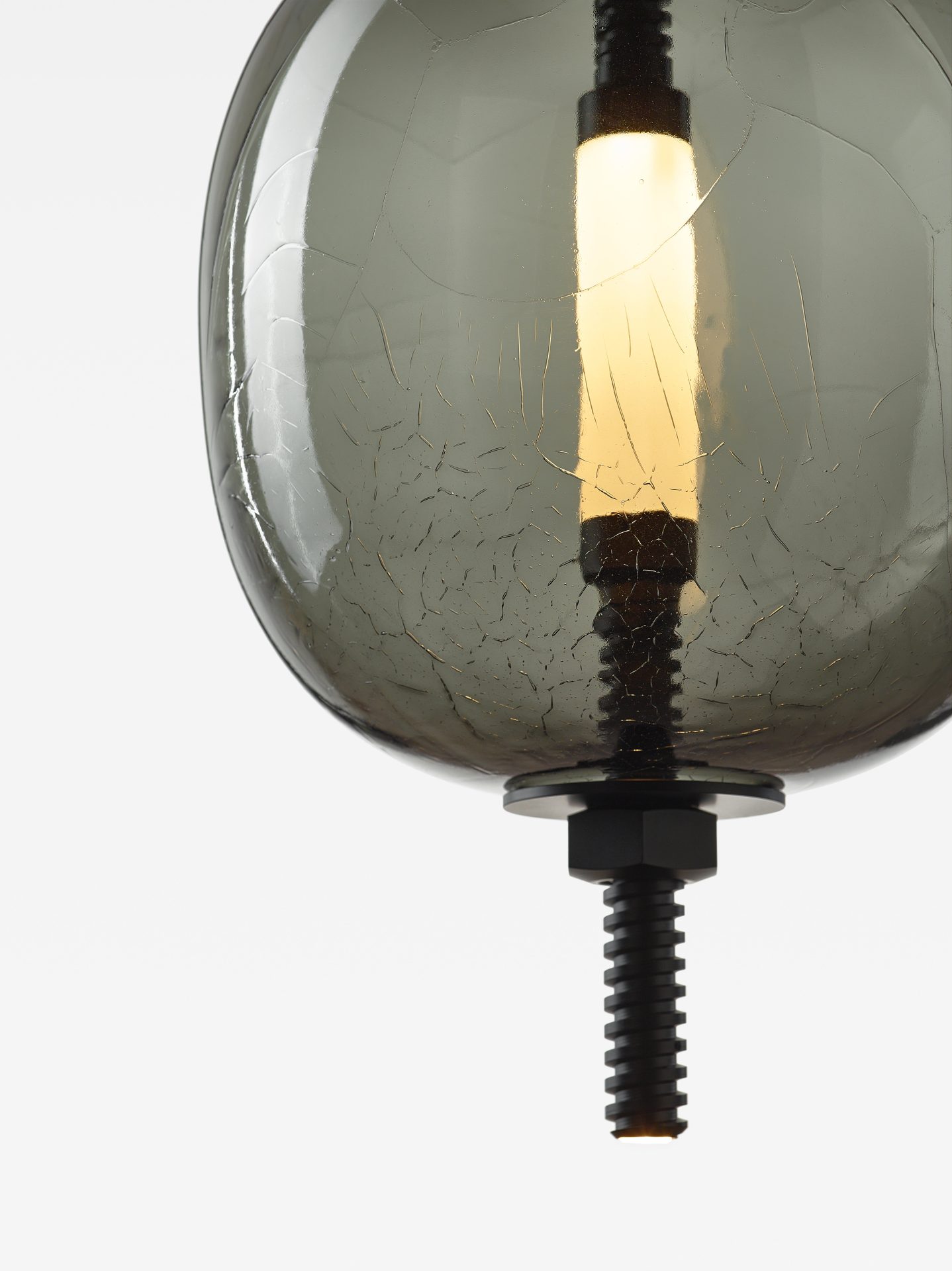 Under Pressure Vertical More – rookgrijs craqueléglas Detail van Brokis Under Pressure Vertical More PC1389 hanglamp in rookgrijs transparant glas met craquelé-effect en geborsteld zwart metaal
