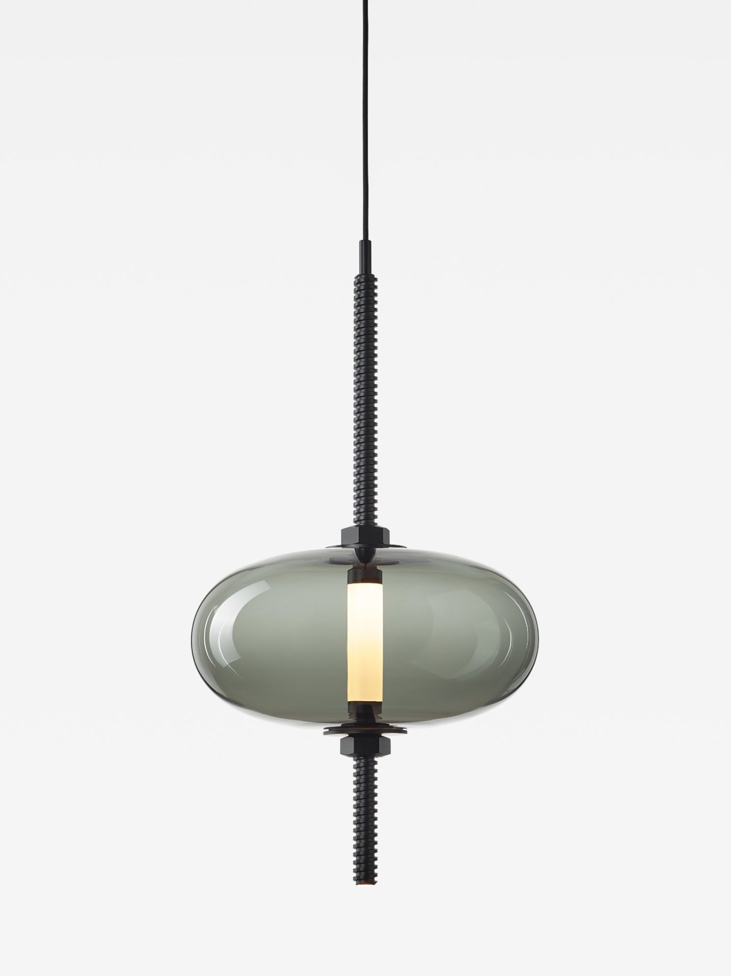 Under Pressure Vertical Most – rookgrijs glas Brokis Under Pressure Vertical Most PC1390 hanglamp in transparant rookgrijs glas met geborsteld zwart metaal