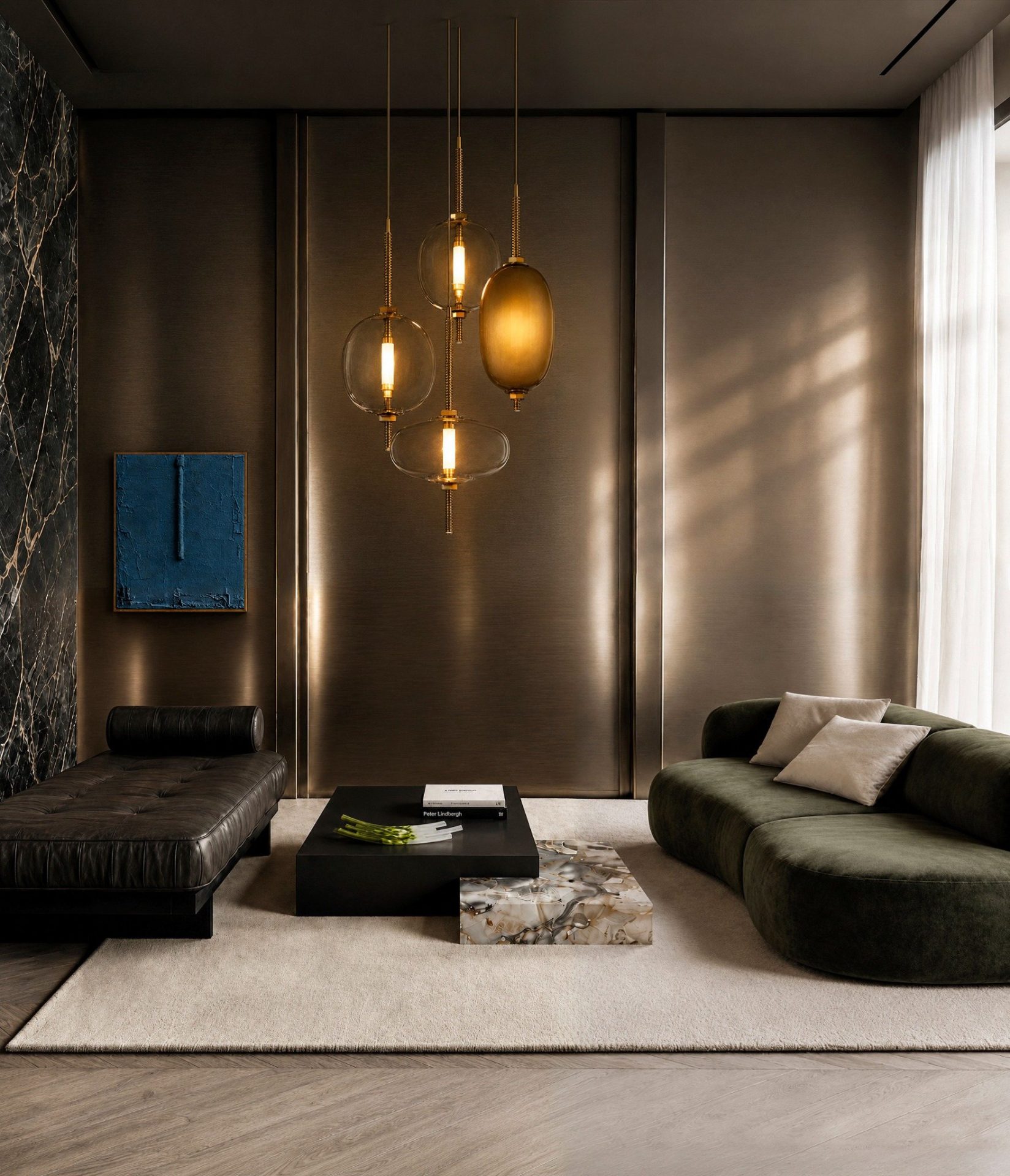Under Pressure – transparant en parelbruin glas Brokis Under Pressure hanglampen in transparant en parelbruin opaalglas met champagnekleurig metaal in een luxe woonkamer