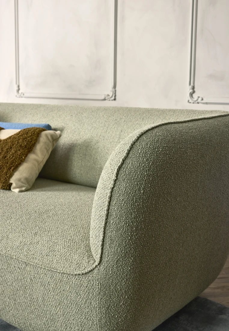 EYYE Milo bank in groene structuurstof met afgeronde armleuning EYYE Milo bank detail afgeronde armleuning