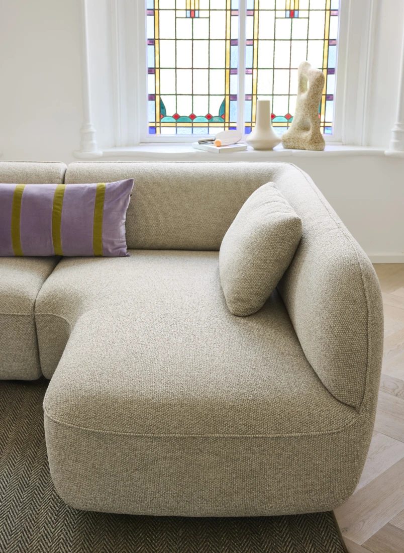 EYYE Milo hoekbank in beige stof met chaise longue rechts EYYE Milo hoekbank met chaise longue rechts