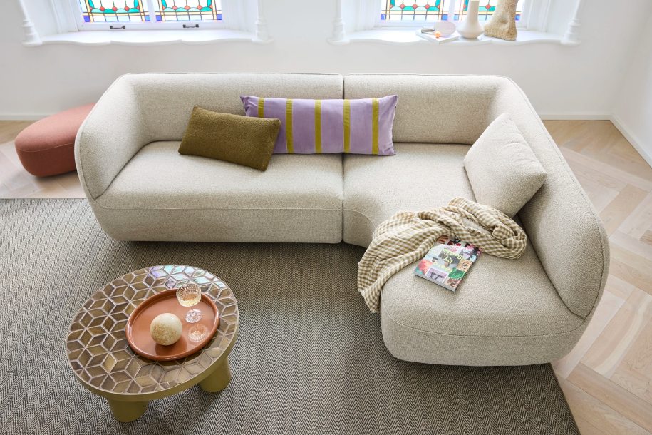 EYYE Milo hoekbank in beige stof met chaise longue, van bovenaf gezien EYYE Milo hoekbank met chaise longue rechts