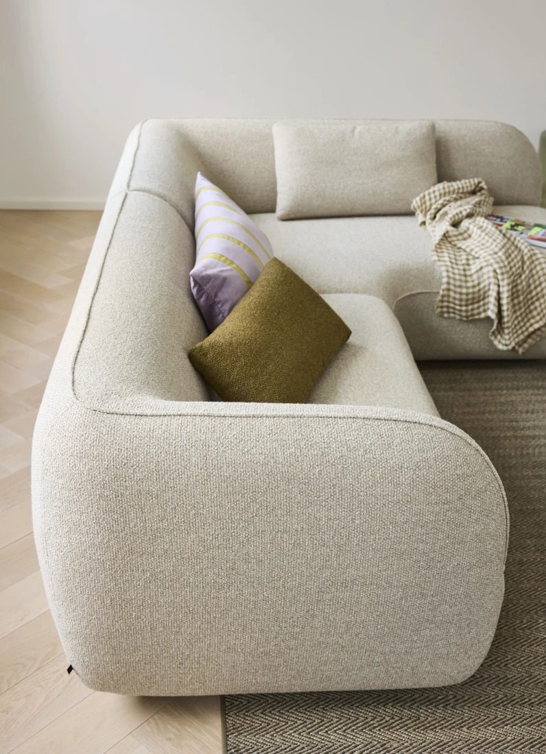 EYYE Milo hoekbank in beige structuurstof met afgeronde armleuning EYYE Milo hoekbank in beige stof