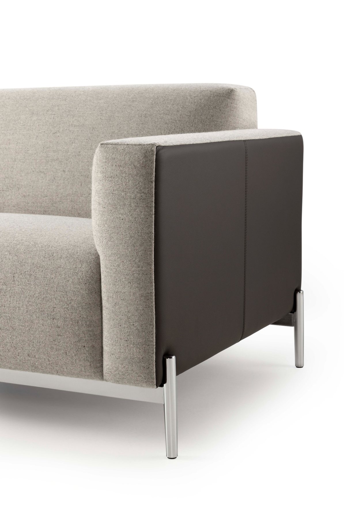 Detail Leolux Arlin bank met lichtgrijze stof en donkergrijze leren buitenzijde Leolux Arlin design bank met contrasterende bekleding