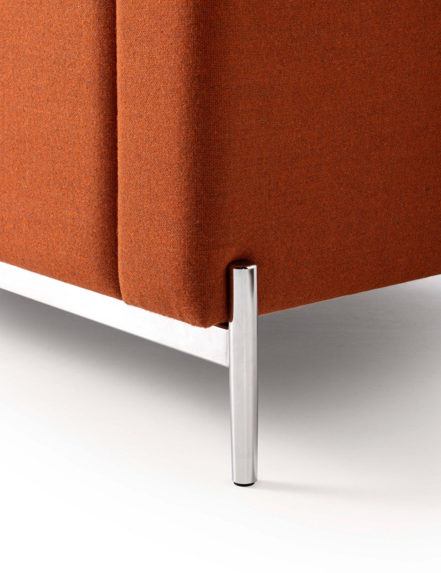 Detail van de metalen poot en stoffen bekleding van de Leolux Arlin bank Leolux Arlin design bank detail metalen onderstel