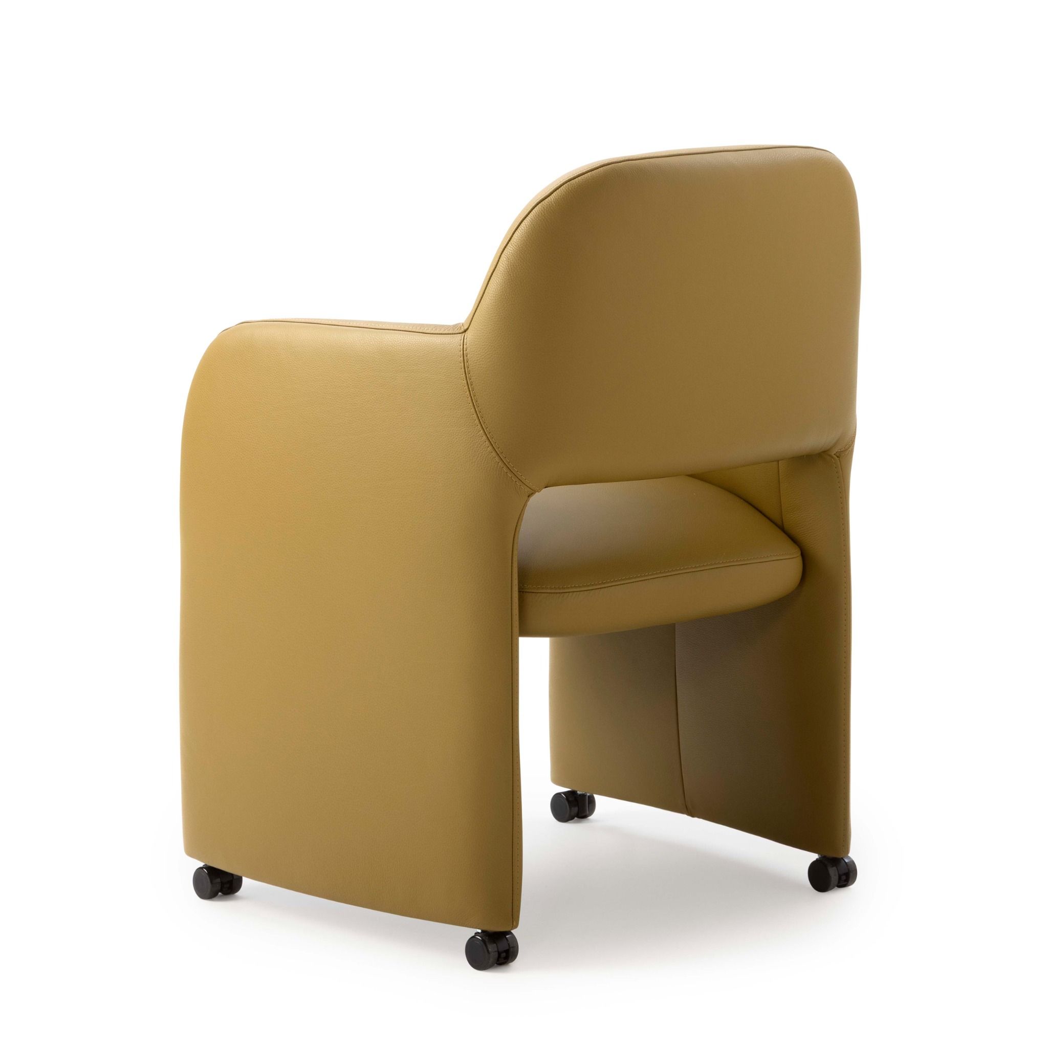 Leolux Modin met gestoffeerde rug en zwenkwieltjes Leolux Modin eetkamerfauteuil in leer, schuin van achteren