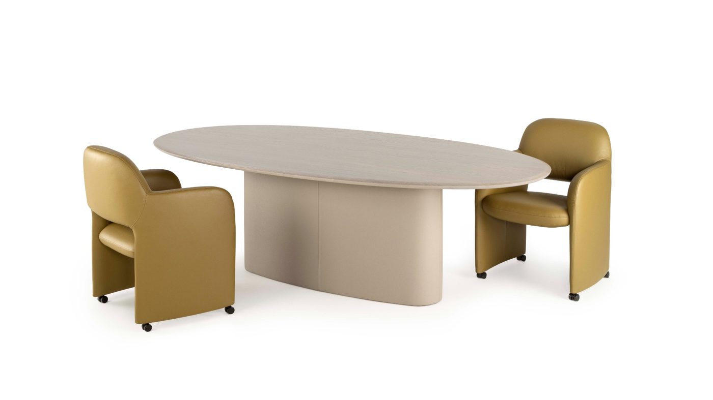 Ovale Tilar met Modin fauteuils Leolux Tilar ovale eettafel met twee leren Modin eetkamerfauteuils