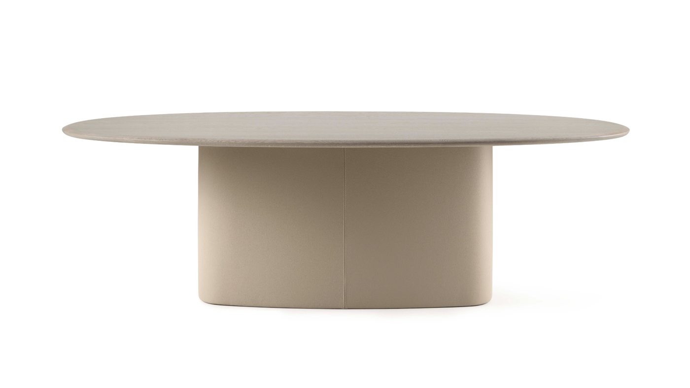 Eiken Oak Grey met lichte leren kolom Leolux Tilar ovale eettafel met grijs eikenhouten blad en lichtgekleurde leren kolom
