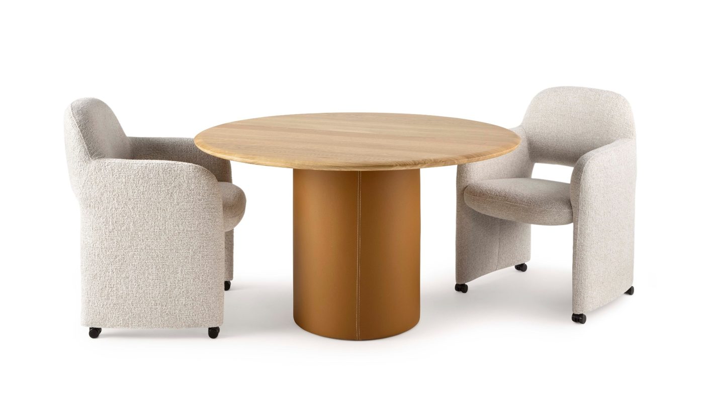 Tilar eettafel met Modin fauteuils Leolux Tilar ronde eettafel met twee Modin eetkamerfauteuils
